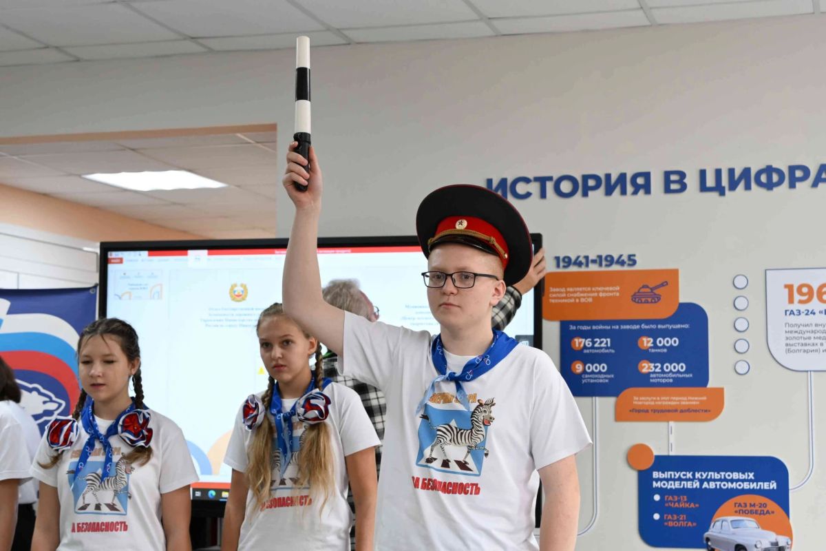 Правила дорожного движения знаем со школьной скамьи Правила дорожного движения знаем со школьной скамьи
