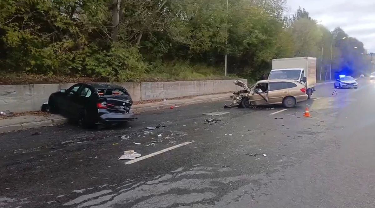 Авария с двумя легковушками и "Газелью" произошла на улице Академика Сахарова накануне днем