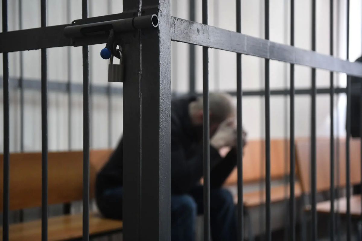 Экс-полицейского аэропорта Чкалов осудили на 4,5 года за помощь нелегалам