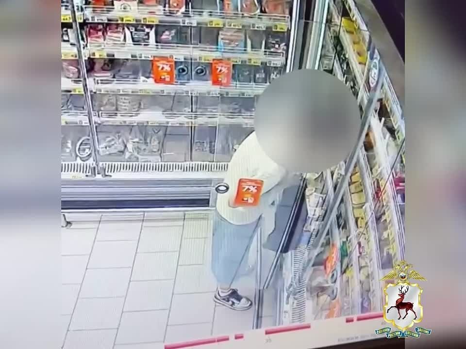 «Сырный барон» из Кстова: 20-летний парень вынес из супермаркета килограммы сыра в пакете