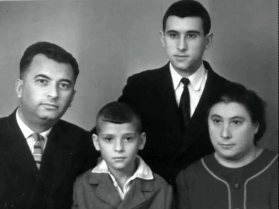 Три поколения, одна профессия: династия Авербухов Три поколения, одна профессия: династия Авербухов
