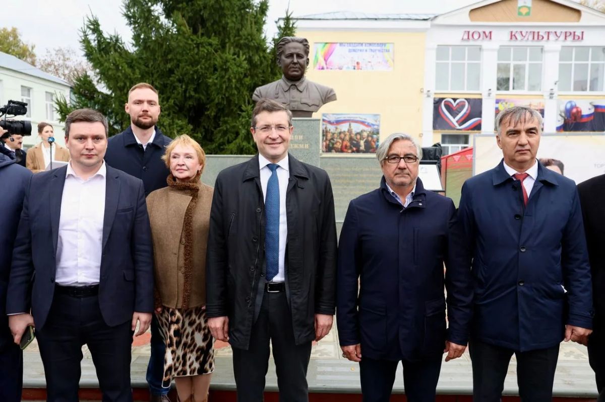 Глеб Никитин открыл памятник Кави Наджми в Уразовке Глеб Никитин открыл памятник Кави Наджми в Уразовке