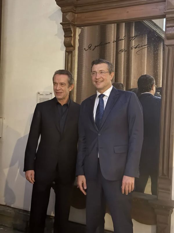 Глеб Никитин: Сделали фото на память с художественным руководителем театра «Современник» Владимиром Машковым у «зеркала с историей»