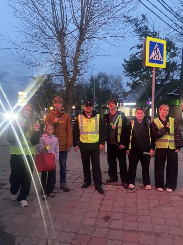 #Засветись#Станьзаметным. Первый день 05 октября 2026 года сотрудниками ОГИБДД ОМВД России «Балахнинский» в рамках месячника по безопасности дорожного движения «Засветись» возле каждой школы Балахнинского муниципального... #Засветись#Станьзаметным. Первый день 05 октября 2026 года сотрудниками ОГИБДД ОМВД России «Балахнинский» в рамках месячника по безопасности дорожного движения «Засветись» возле каждой школы Балахнинского муниципального...