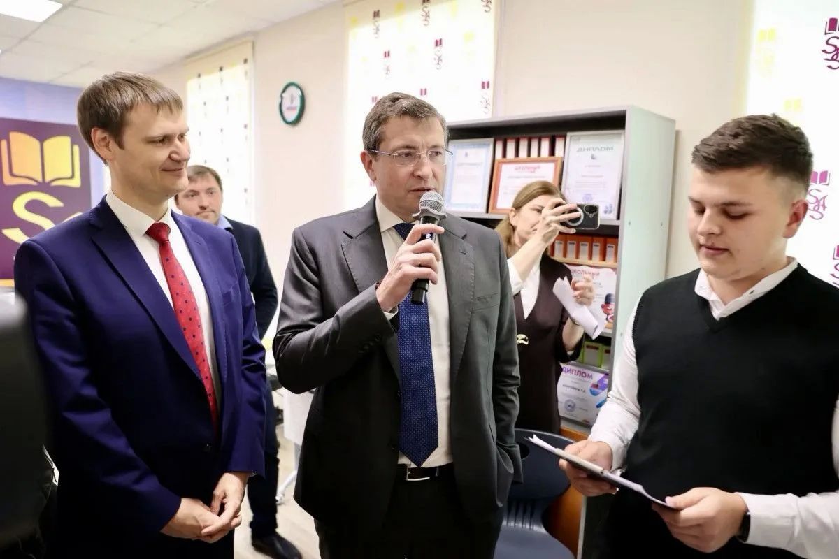 Никитин открыл памятник Кави Наджми в Краснооктябрьском округе