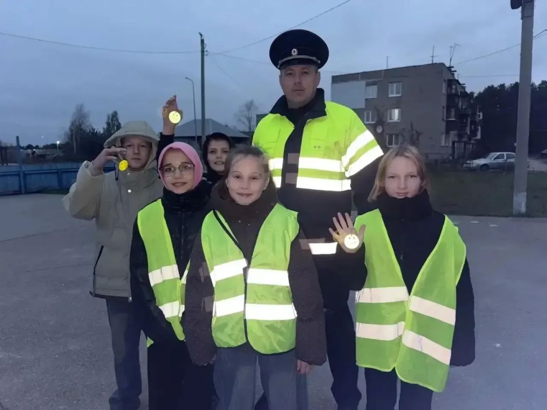 #Засветись#Станьзаметным. Первый день 05 октября 2026 года сотрудниками ОГИБДД ОМВД России «Балахнинский» в рамках месячника по безопасности дорожного движения «Засветись» возле каждой школы Балахнинского муниципального... #Засветись#Станьзаметным. Первый день 05 октября 2026 года сотрудниками ОГИБДД ОМВД России «Балахнинский» в рамках месячника по безопасности дорожного движения «Засветись» возле каждой школы Балахнинского муниципального...
