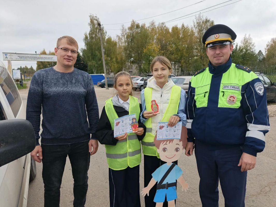 В Перевозском округе школьники и автоинспекторы создали «матрешек безопасности» для водителей В Перевозском округе школьники и автоинспекторы создали «матрешек безопасности» для водителей