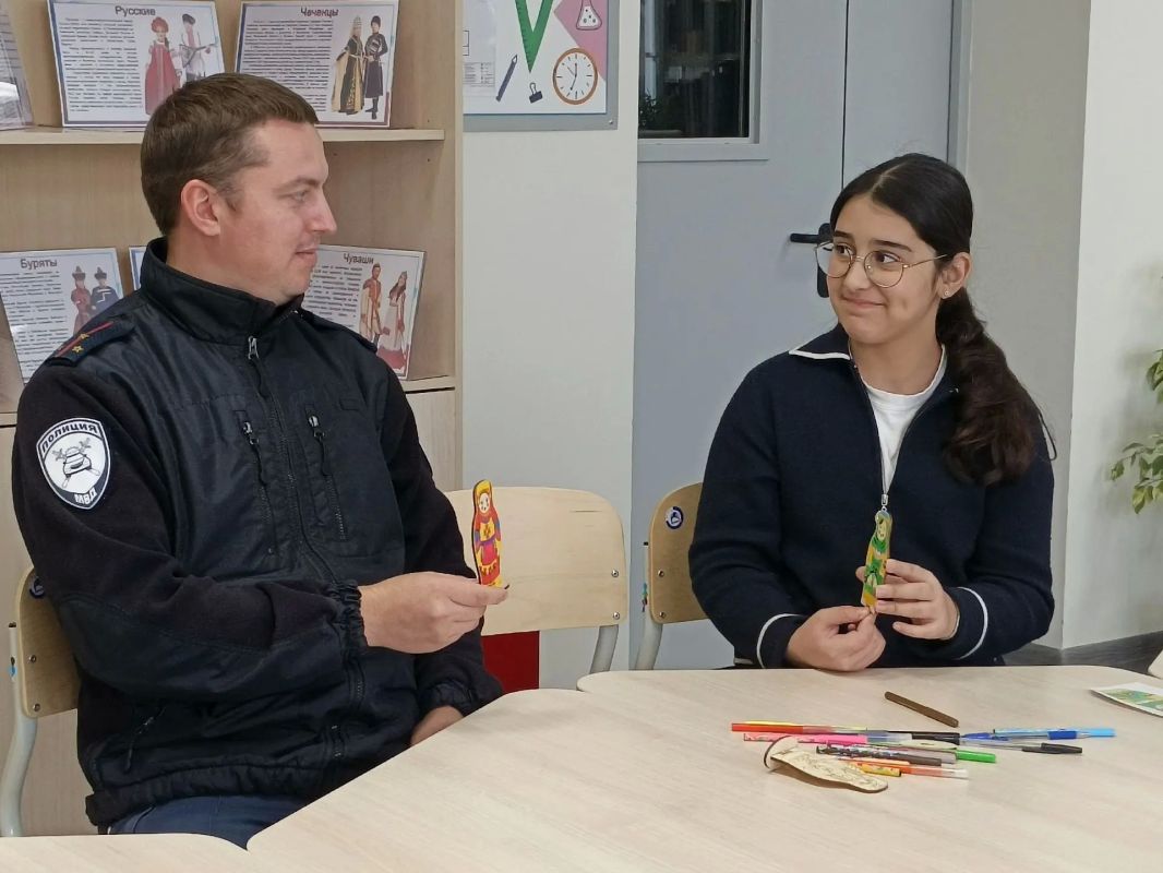 В Перевозском округе школьники и автоинспекторы создали «матрешек безопасности» для водителей