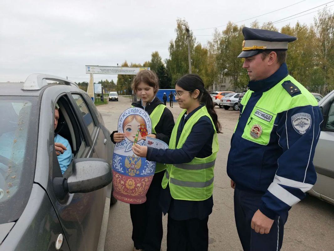В Перевозском округе школьники и автоинспекторы создали «матрешек безопасности» для водителей В Перевозском округе школьники и автоинспекторы создали «матрешек безопасности» для водителей