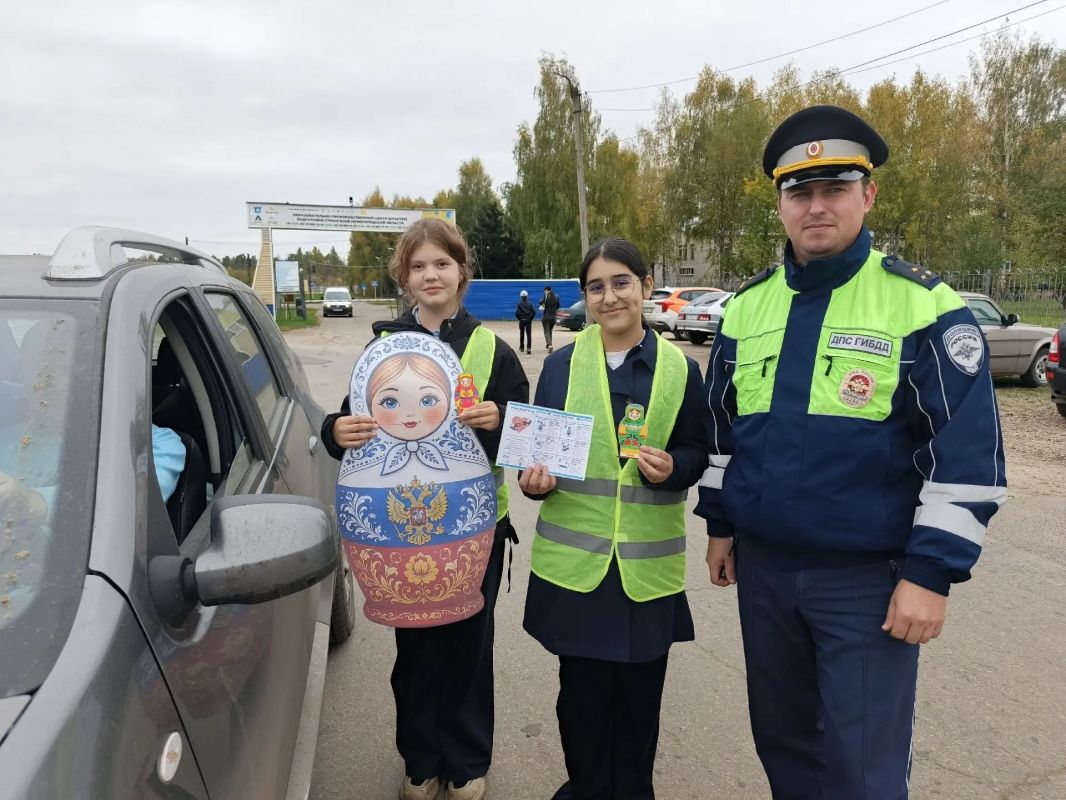 В Перевозском округе школьники и автоинспекторы создали «матрешек безопасности» для водителей В Перевозском округе школьники и автоинспекторы создали «матрешек безопасности» для водителей