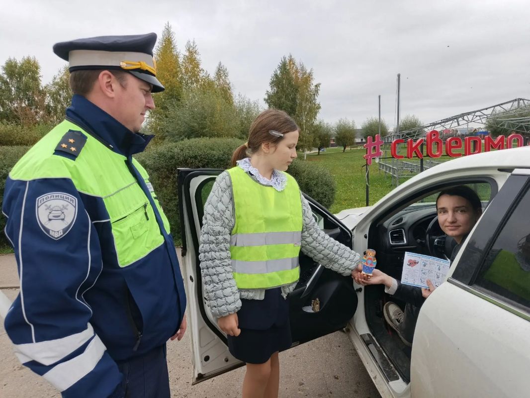 В Перевозском округе школьники и автоинспекторы создали «матрешек безопасности» для водителей В Перевозском округе школьники и автоинспекторы создали «матрешек безопасности» для водителей