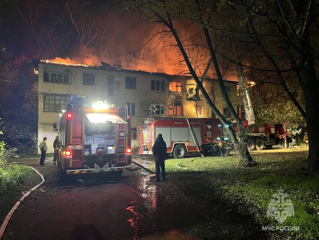 В Нижнем Новгороде потушили 300 квадратных метров расселенного дома на улице Фибролитовой