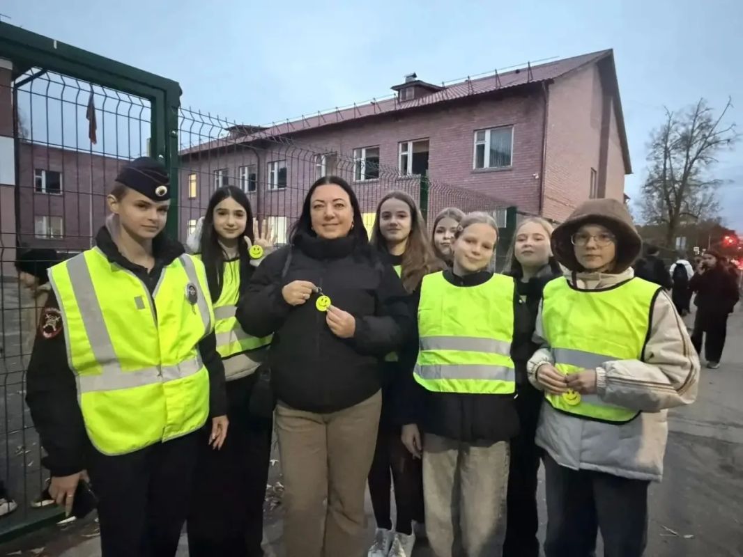 #Засветись#Станьзаметным. Первый день 05 октября 2026 года сотрудниками ОГИБДД ОМВД России «Балахнинский» в рамках месячника по безопасности дорожного движения «Засветись» возле каждой школы Балахнинского муниципального... #Засветись#Станьзаметным. Первый день 05 октября 2026 года сотрудниками ОГИБДД ОМВД России «Балахнинский» в рамках месячника по безопасности дорожного движения «Засветись» возле каждой школы Балахнинского муниципального...