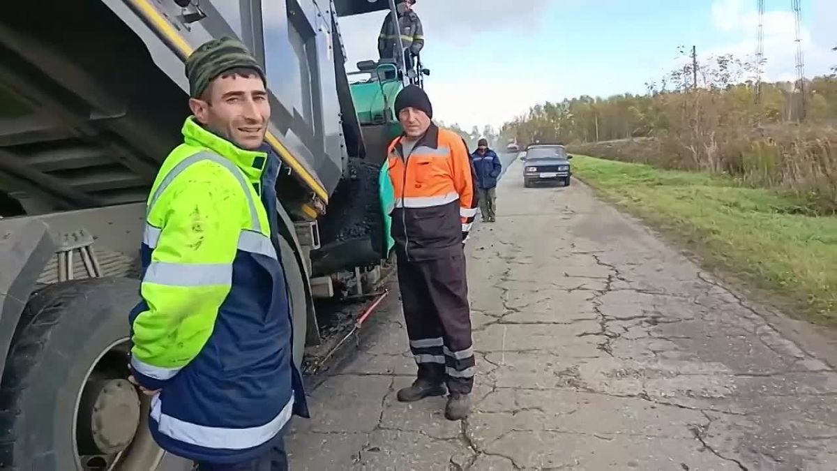 В Дальнеконстантиновском районе кладут новый асфальт прямо на новый, но, оказывается, так и нужно! В ГУАД объяснили, что иногда снятие старого асфальта может только повредить основание дороги