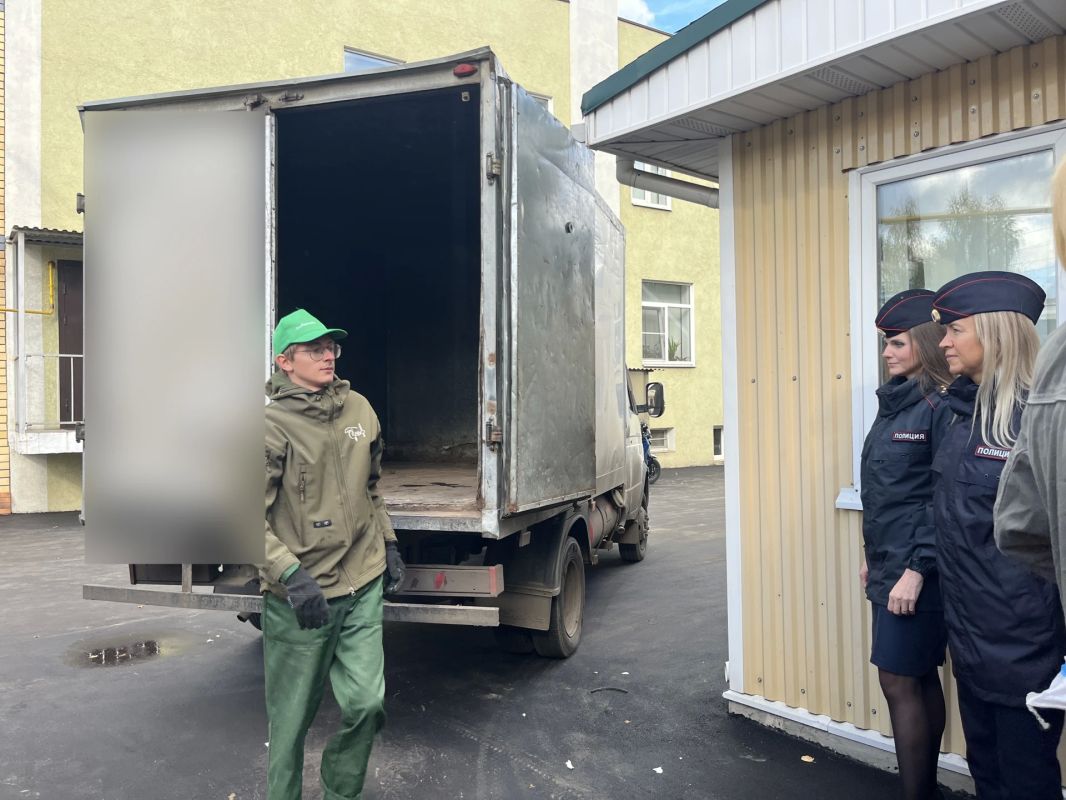 Полицейские приняли участие в благотворительной акции в поддержку обитателей нижегородского зоопарка Полицейские приняли участие в благотворительной акции в поддержку обитателей нижегородского зоопарка