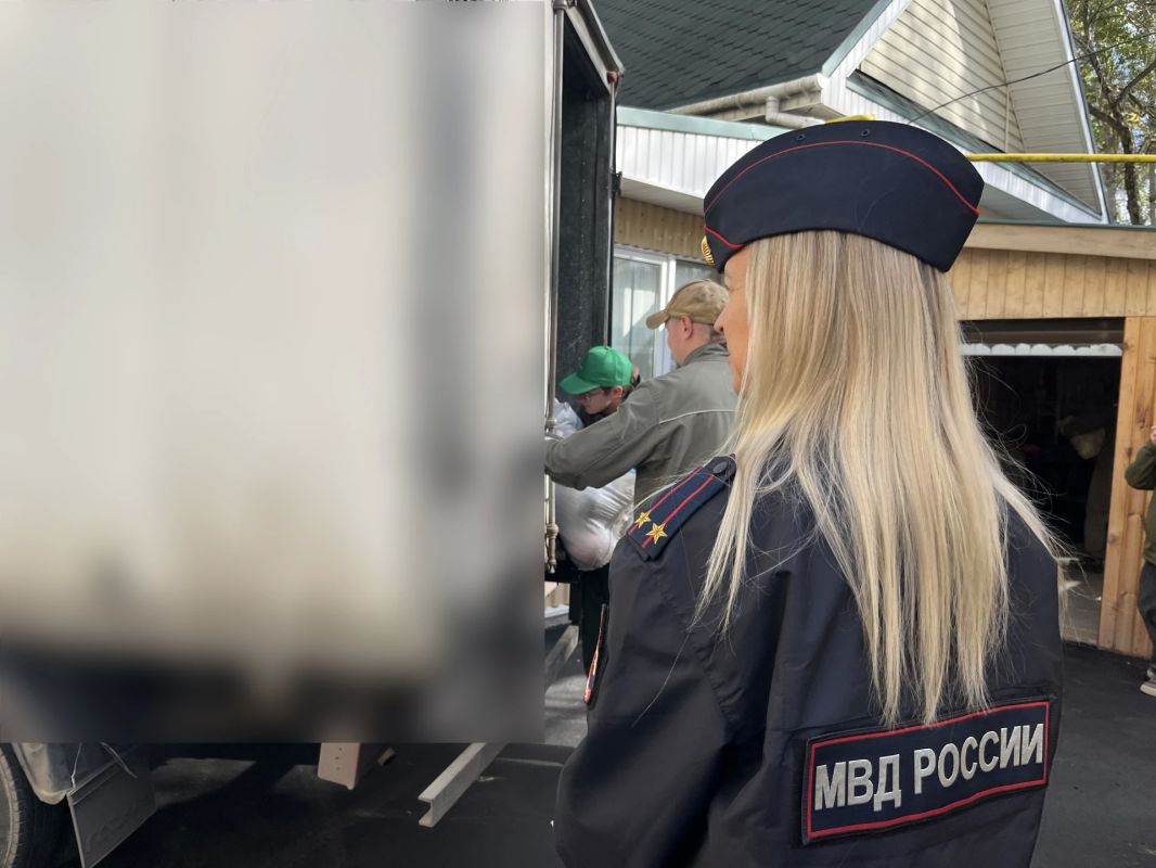 Полицейские приняли участие в благотворительной акции в поддержку обитателей нижегородского зоопарка Полицейские приняли участие в благотворительной акции в поддержку обитателей нижегородского зоопарка