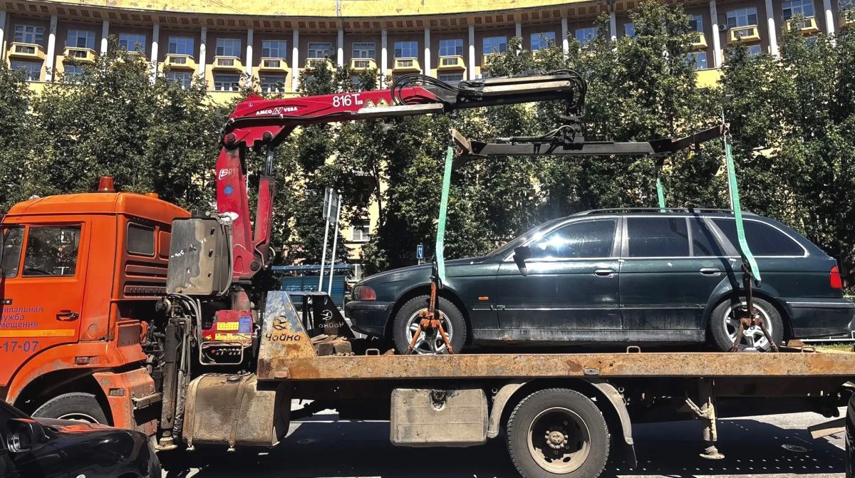 Брошенным и разукомплектованным автомобилям — не место на городских улицах! Брошенным и разукомплектованным автомобилям — не место на городских улицах!