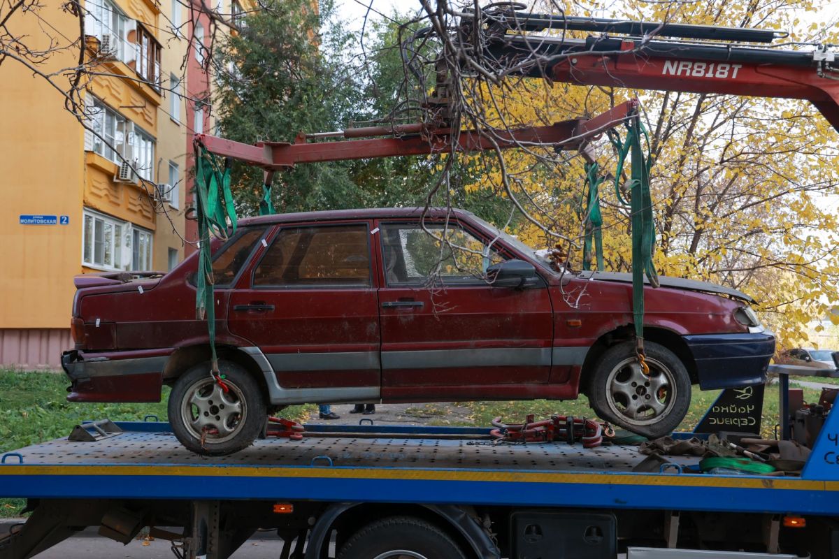 Брошенные и разукомплектованные автомобили убирают с улиц Ленинского района Брошенные и разукомплектованные автомобили убирают с улиц Ленинского района