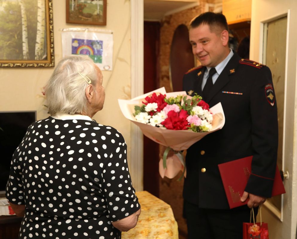С юбилеем нижегородские полицейские поздравили труженицу тыла и ветерана ОВД Нину Николаевну Ананьеву! С юбилеем нижегородские полицейские поздравили труженицу тыла и ветерана ОВД Нину Николаевну Ананьеву!