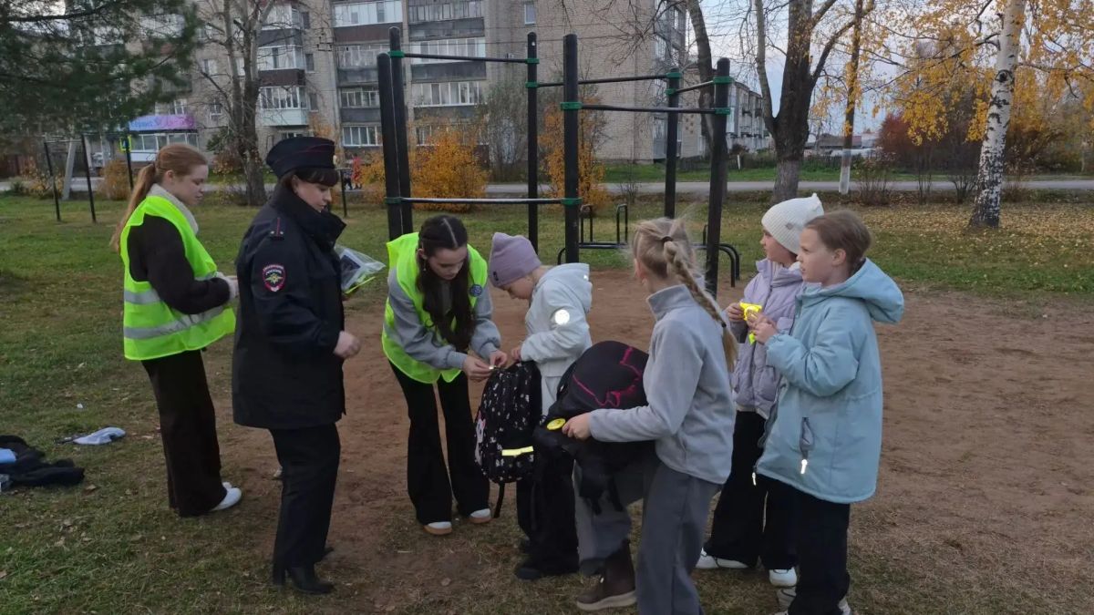 ЮИД за безопаснось. И снова отряды ЮИД МБОУ СОШ № 14 и МБОУ Гимназии им. А.С.Пушкина совместно с Госавтоинспекцией по городу Шахунья провели профилактическую акцию «Засветись», приуроченную к осеннему месячнику безопасности... ЮИД за безопаснось. И снова отряды ЮИД МБОУ СОШ № 14 и МБОУ Гимназии им. А.С.Пушкина совместно с Госавтоинспекцией по городу Шахунья провели профилактическую акцию «Засветись», приуроченную к осеннему месячнику безопасности...