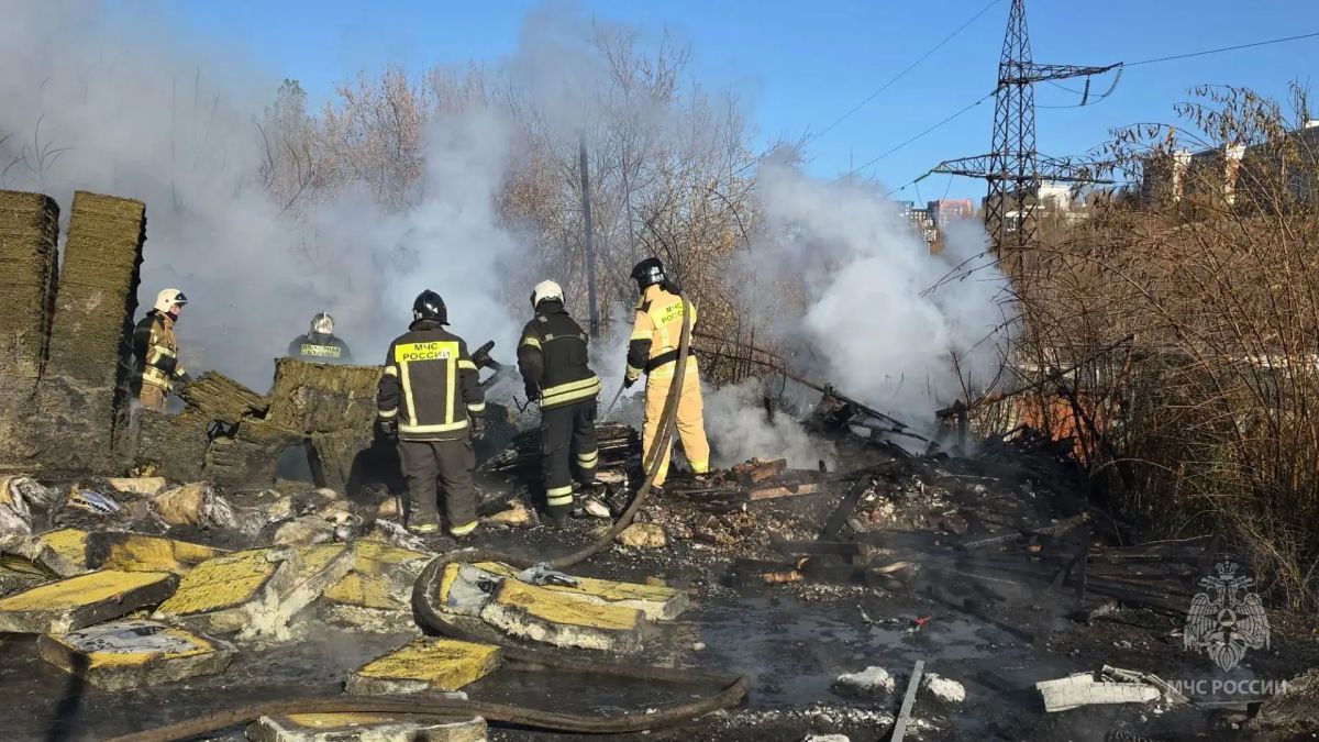 Возгорание строительных материалов ликвидировали пожарные МЧС России на улице Генерала Ивлеева в Нижнем Новгороде Возгорание строительных материалов ликвидировали пожарные МЧС России на улице Генерала Ивлеева в Нижнем Новгороде