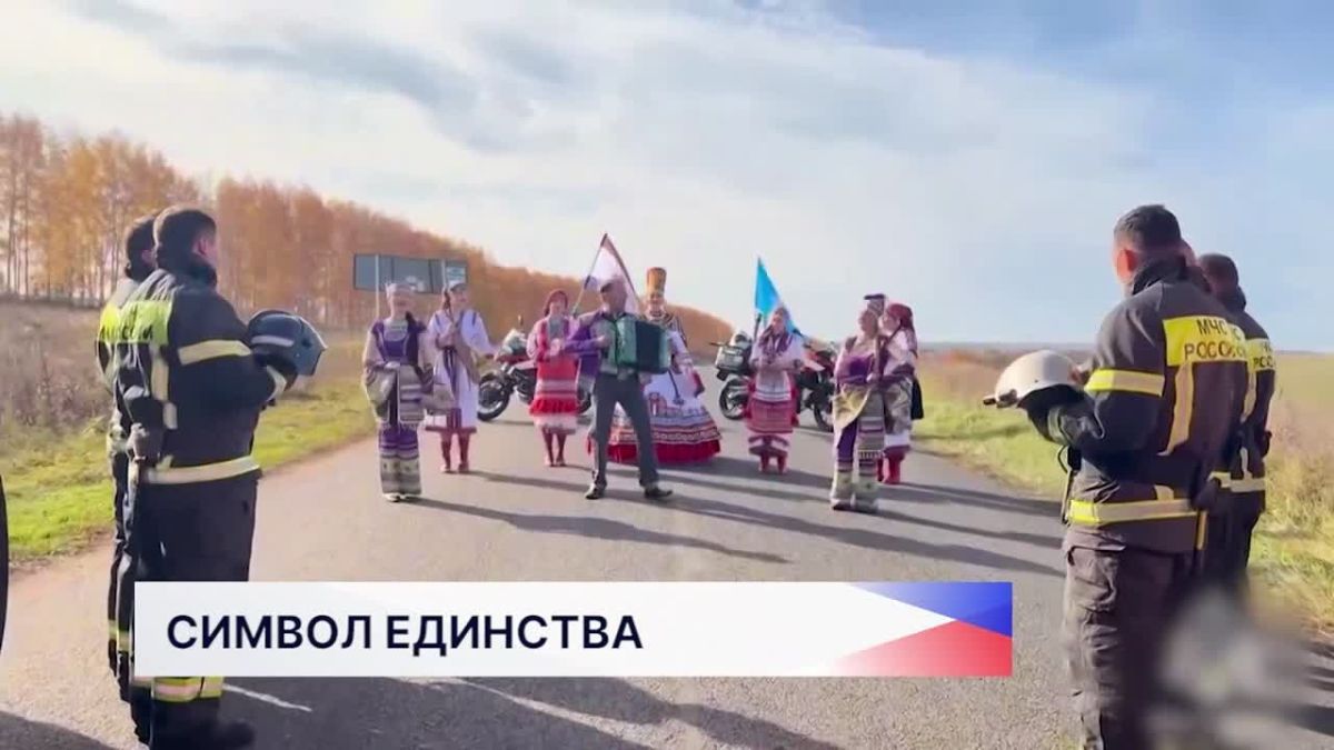 С хлебом-солью, мордовскими песнями и в национальных костюмах — так ярко на границе Мордовии и Нижегородской области встретили пожарный расчёт из столицы Приволжья