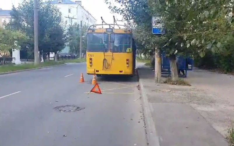 В Дзержинске троллейбус проехал по водителю, пытавшемуся устранить неисправность