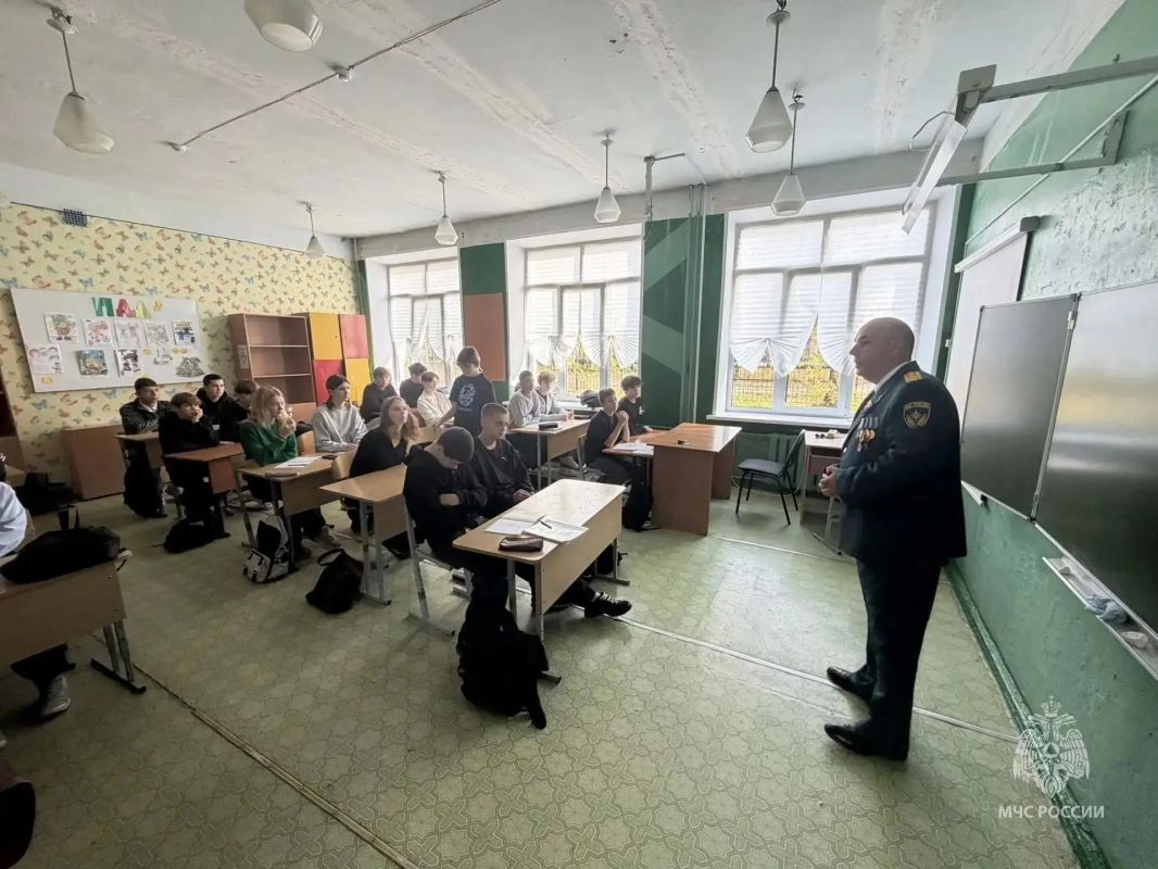 Сотрудник МЧС России напомнил школьникам о правилах пожарной безопасности Сотрудник МЧС России напомнил школьникам о правилах пожарной безопасности