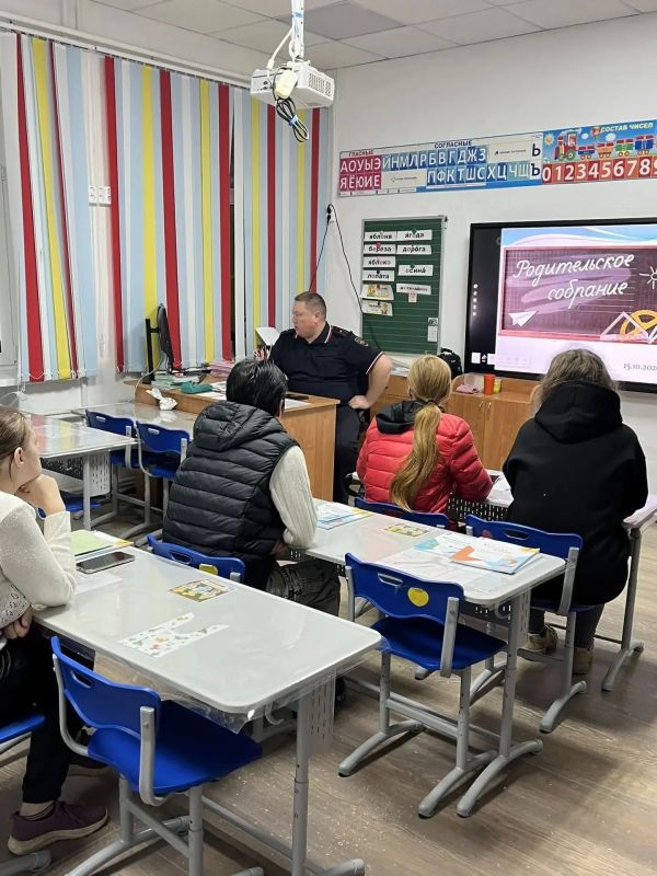 В рамках месячника безопасности дорожного движения «Засветись» начальник ОГИБДД ОМВД России "Воскресенский" майор полиции Полевой Иван Сергеевич принял участие в родительских собраниях, проходивших в школах Воскресенского... В рамках месячника безопасности дорожного движения «Засветись» начальник ОГИБДД ОМВД России "Воскресенский" майор полиции Полевой Иван Сергеевич принял участие в родительских собраниях, проходивших в школах Воскресенского...