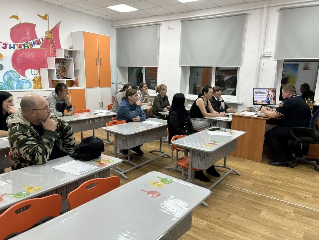 В рамках месячника безопасности дорожного движения «Засветись» начальник ОГИБДД ОМВД России "Воскресенский" майор полиции Полевой Иван Сергеевич принял участие в родительских собраниях, проходивших в школах Воскресенского... В рамках месячника безопасности дорожного движения «Засветись» начальник ОГИБДД ОМВД России "Воскресенский" майор полиции Полевой Иван Сергеевич принял участие в родительских собраниях, проходивших в школах Воскресенского...