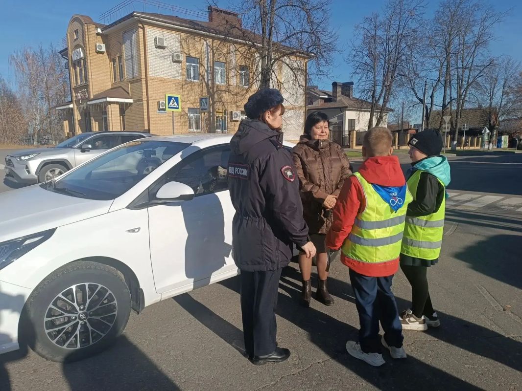 "Пропусти пешехода!"— совместная акция Госавтоинспекции и школьников Семёнова» "Пропусти пешехода!"— совместная акция Госавтоинспекции и школьников Семёнова»