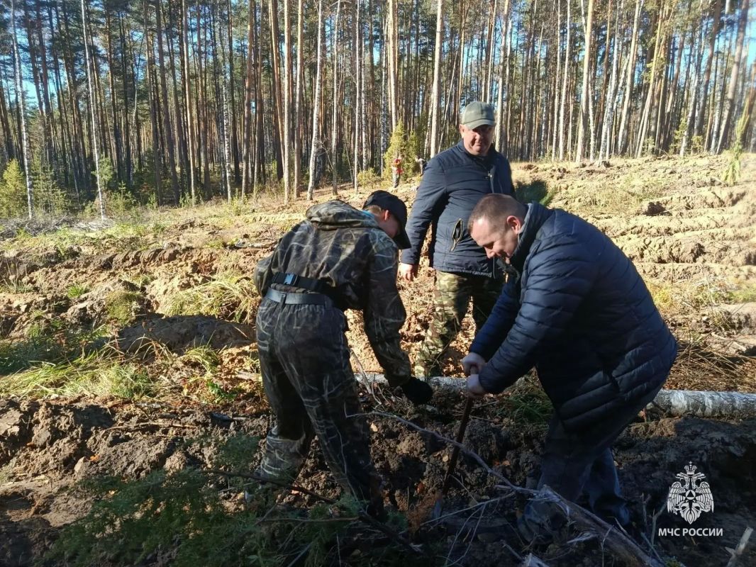Вклад в будущее. В рамках всероссийской экологической акции «Зеленая Россия» сотрудники МЧС приняли активное участие в масштабном озеленении нашего региона Вклад в будущее. В рамках всероссийской экологической акции «Зеленая Россия» сотрудники МЧС приняли активное участие в масштабном озеленении нашего региона