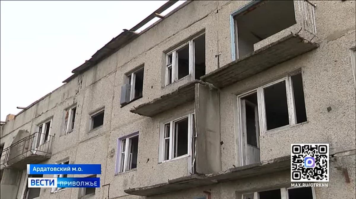От дома остался только остов, а его жители до сих пор не получили новое постоянное жильё