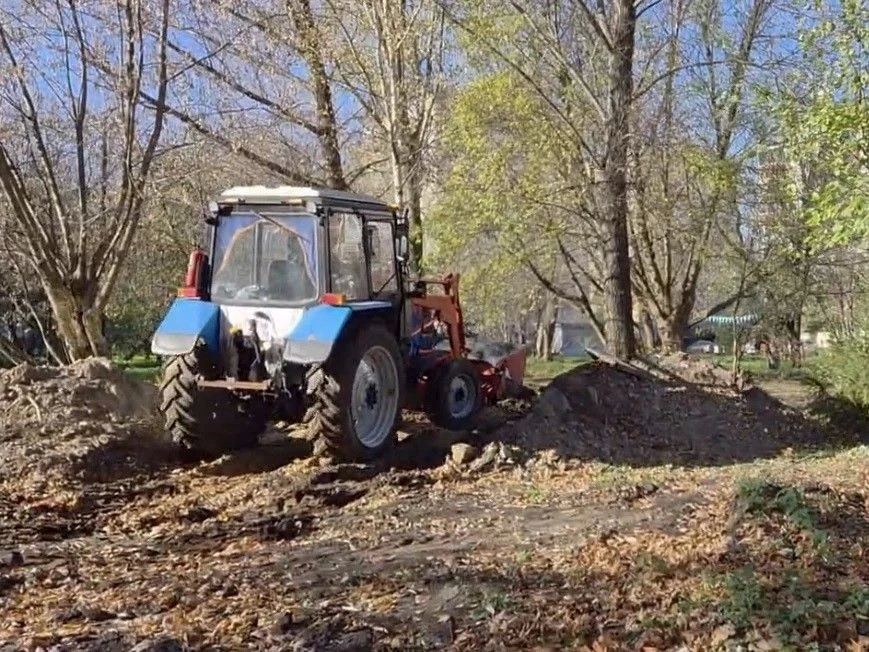 Иван Корниенко помог жильцам многоквартирного дома привести в порядок дворовую территорию