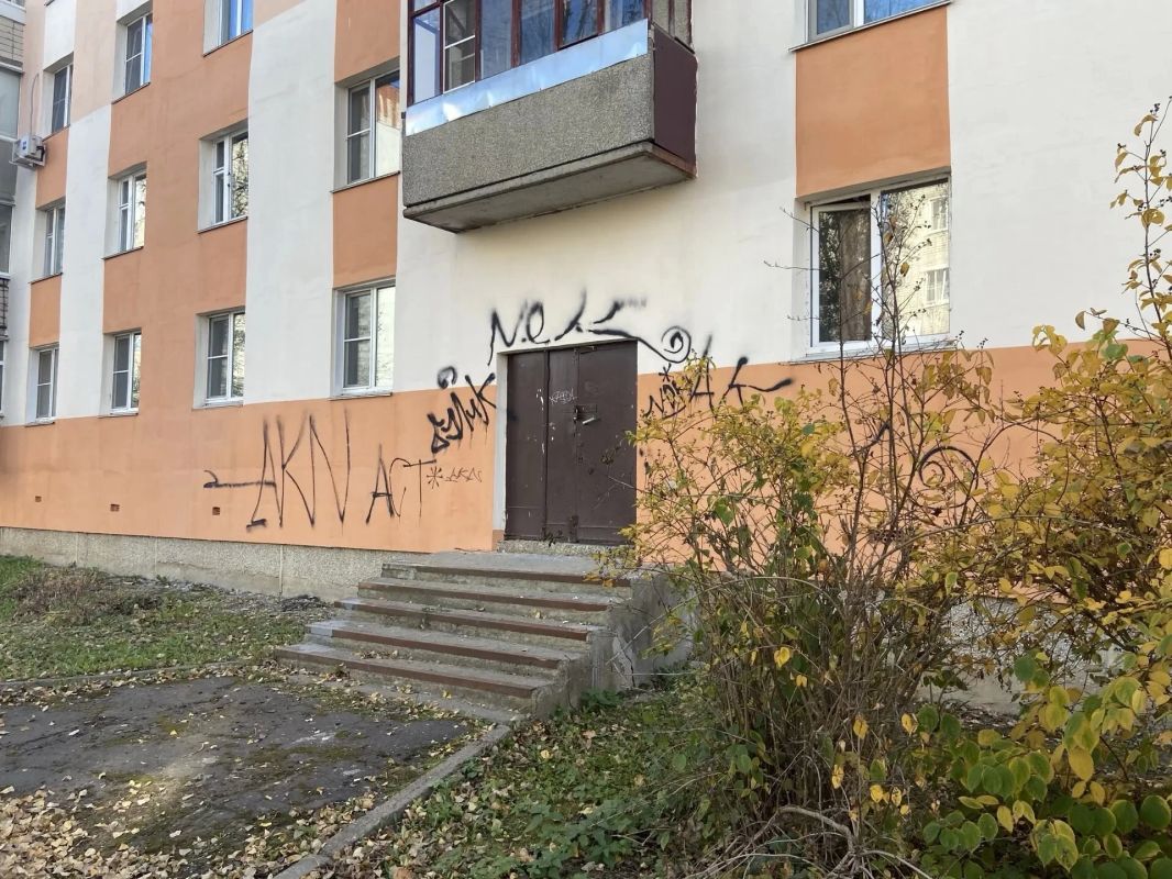 В Арзамасе родителям юных вандалов, изрисовавших фасады домов на улице Калинина, придётся заплатить полмиллиона рублей В Арзамасе родителям юных вандалов, изрисовавших фасады домов на улице Калинина, придётся заплатить полмиллиона рублей
