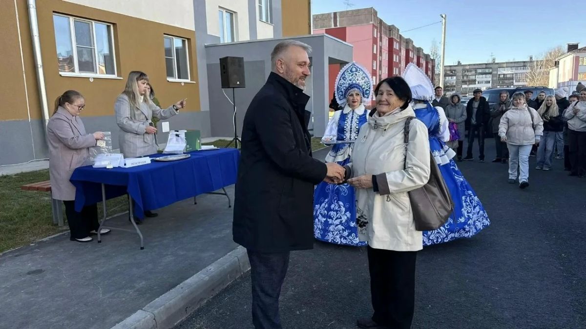 Ключи от новых квартир вручили жителям, переселенным из аварийного фонда в Володарске Ключи от новых квартир вручили жителям, переселенным из аварийного фонда в Володарске
