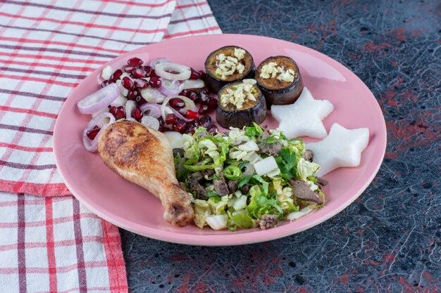 Кулинарные курьезы: самые странные блюда, которые можно попробовать в гостях