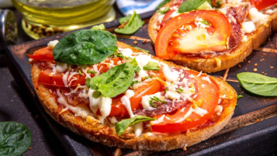 Приготовьте быструю запеканку из простых продуктов: сытный перекус оценит вся семья