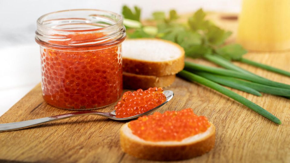 Гости от красной икры не отличат: намазка для бутербродов из сельди с морковью