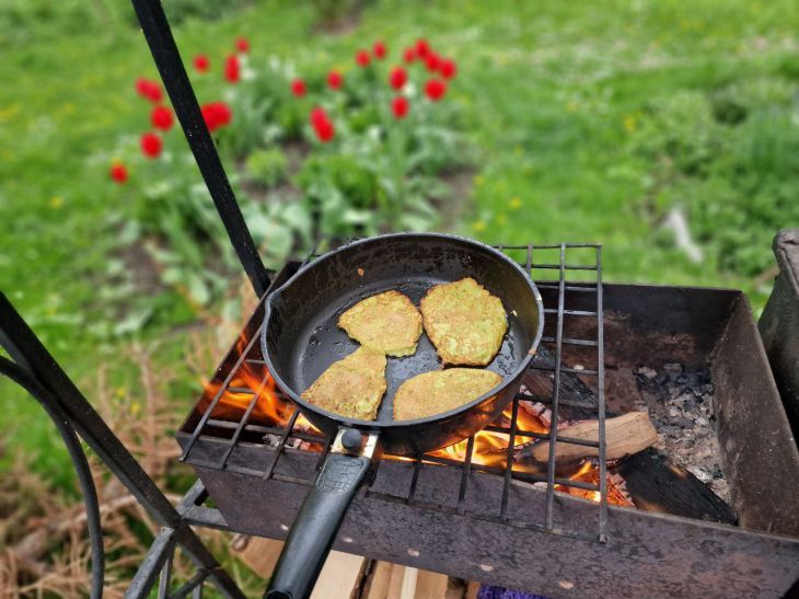 Даже многолетний нагар на сковороде беспомощно отвалится от легкого прикосновения: понадобится одно средство