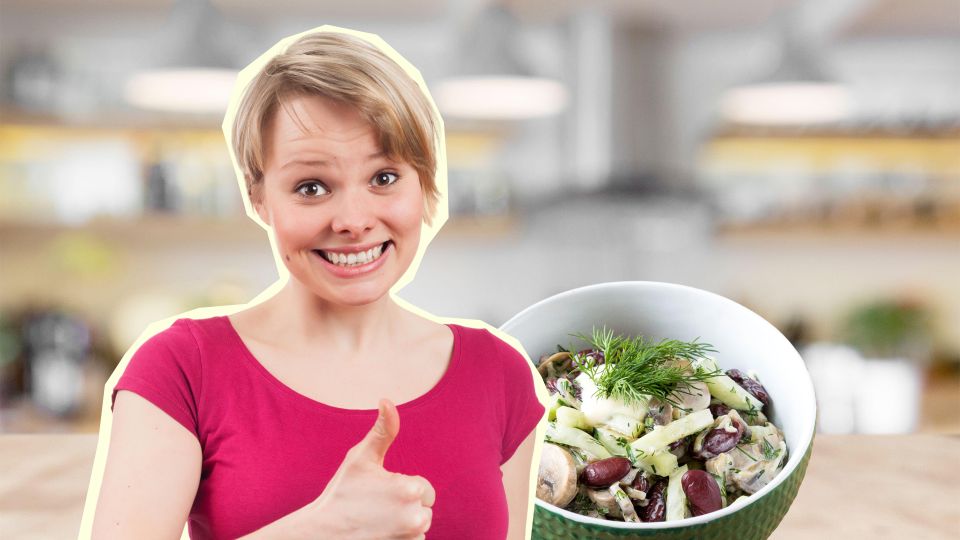 Если времени в обрез: этот салат с фасолью и сухариками выручит вас в новогоднюю ночь