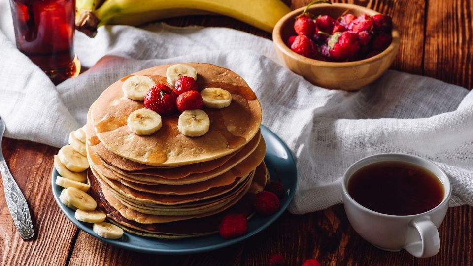 Нежные клубнично-банановые оладьи отлично подойдут для перекуса: приготовите на раз-два
