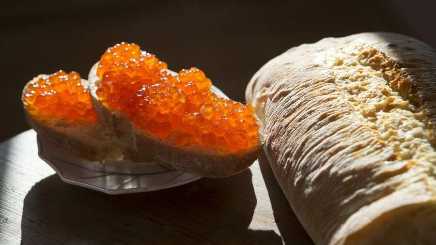 Цены на красную икру взлетают: что движет стоимостью деликатеса?