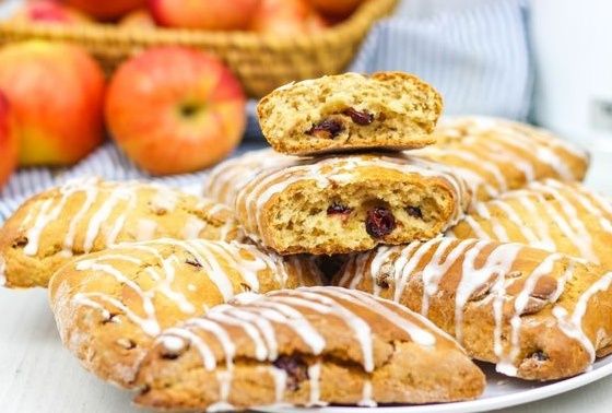 Сконы с яблоками и клюквой: простое тесто и мягкая серединка