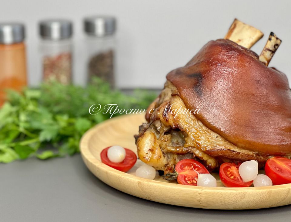 Удивительно доступная свиная рулька, которая смотрится празднично