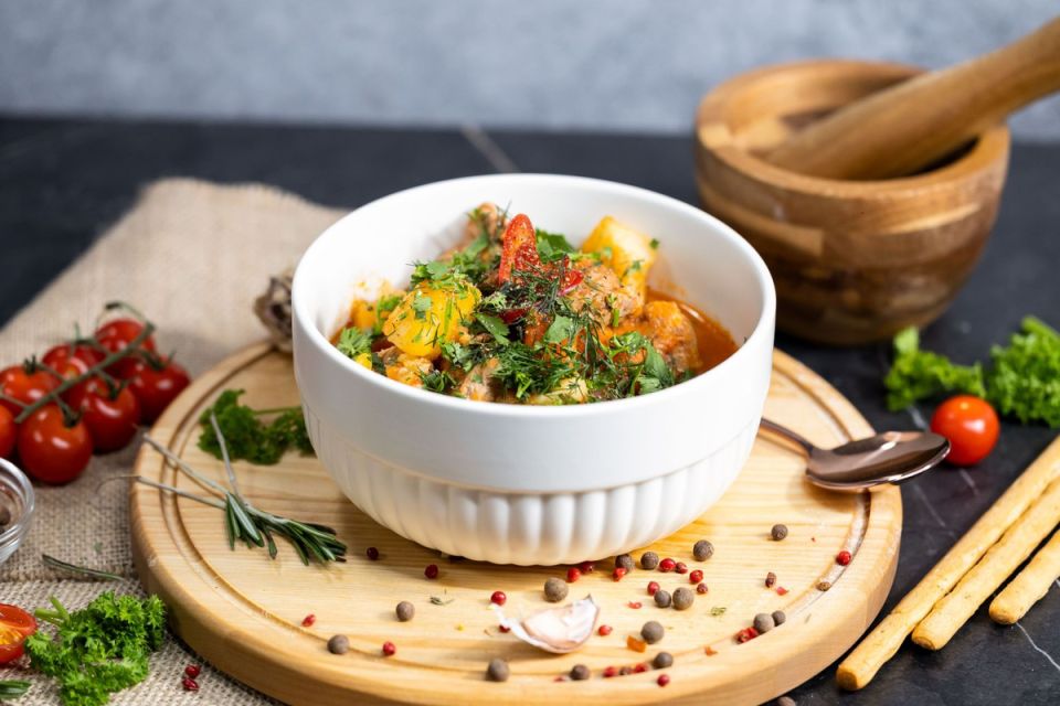 Нежное мясо с овощами: готовим жаркое в мультиварке